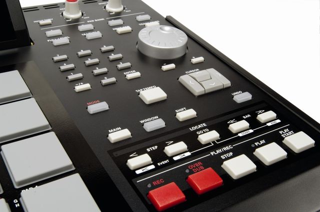 Akai MPC 2500 Each pad can have its sensitivity and velocity curve individually tweaked